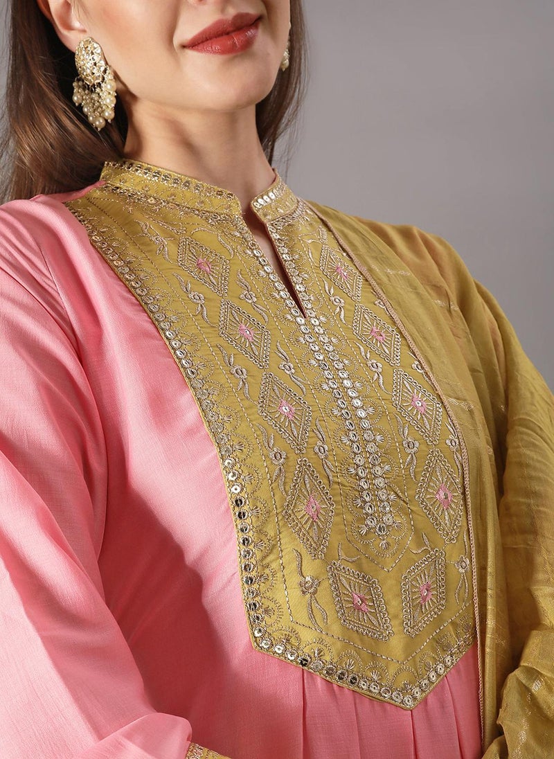 جلو باص طقم نسائي جلوبس وردي بياقة ماندرين مطرز بالترتر وكسرات وتنورة - مع بنطلون ودوباتا متدرجة بشراشيب للمناسبات - Image 5